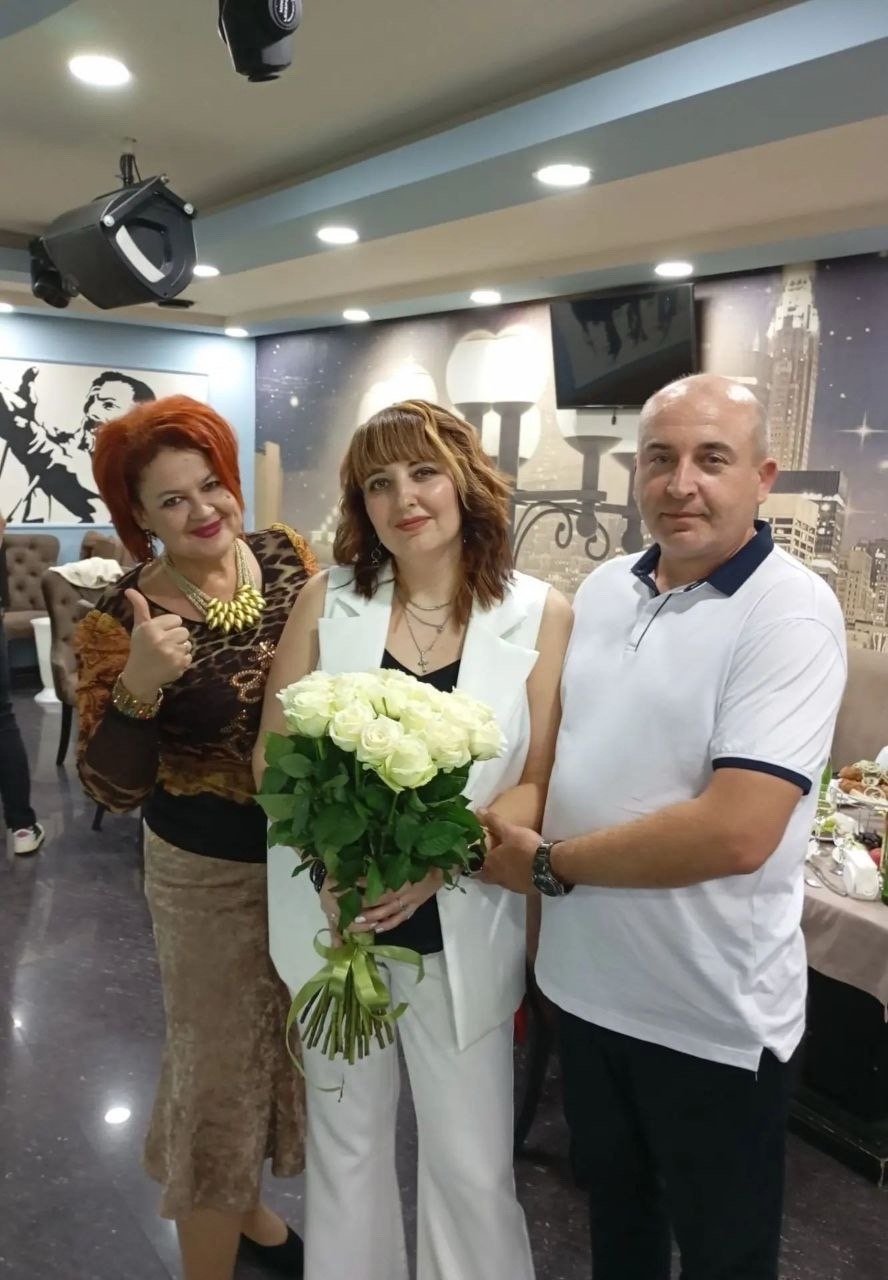 Елена Виноградова с микрофоном на сцене